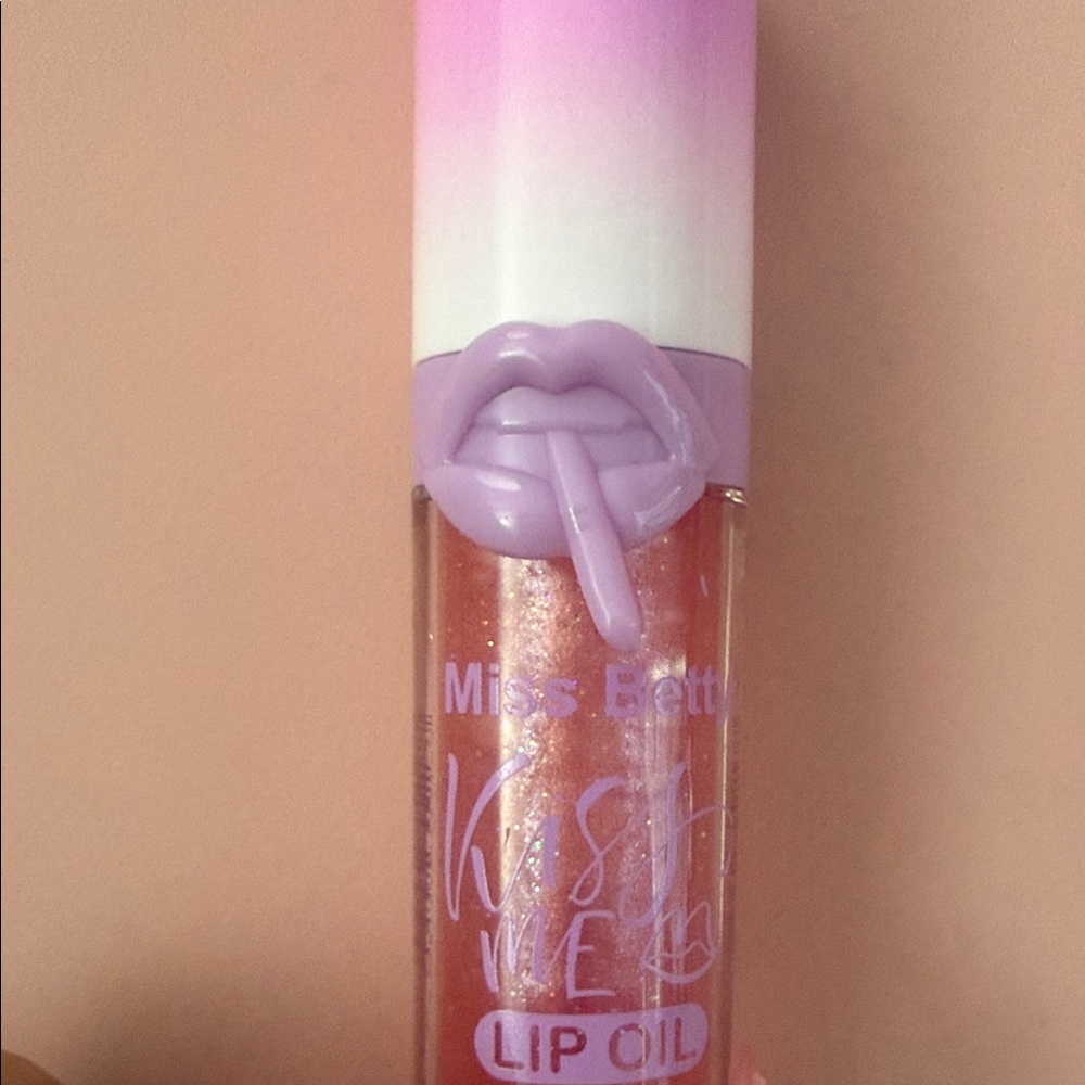 Kiss Me Lip Oil - Shimmering Peach-Pink